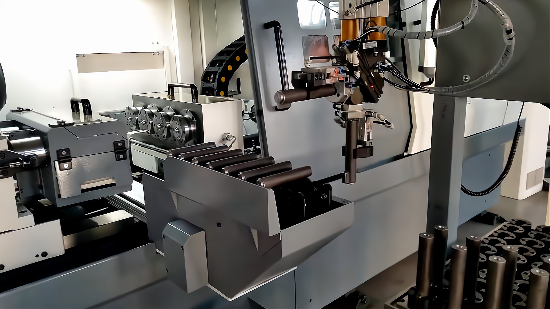 ZK2115×4B/500A 深孔鉆床配置桁架機(jī)械手，加工手槍槍管單機(jī)自動化