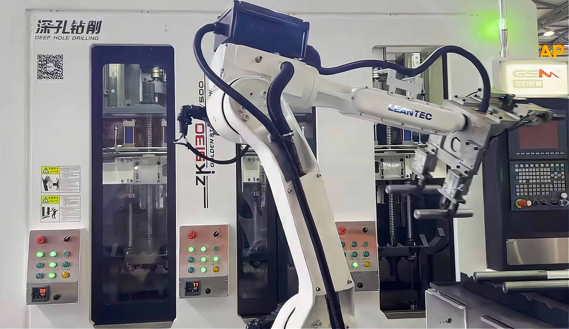 ZK5120×6/500 倒立六軸深孔鉆床配置六軸機(jī)器人，加工新能源電機(jī)軸單機(jī)自動化